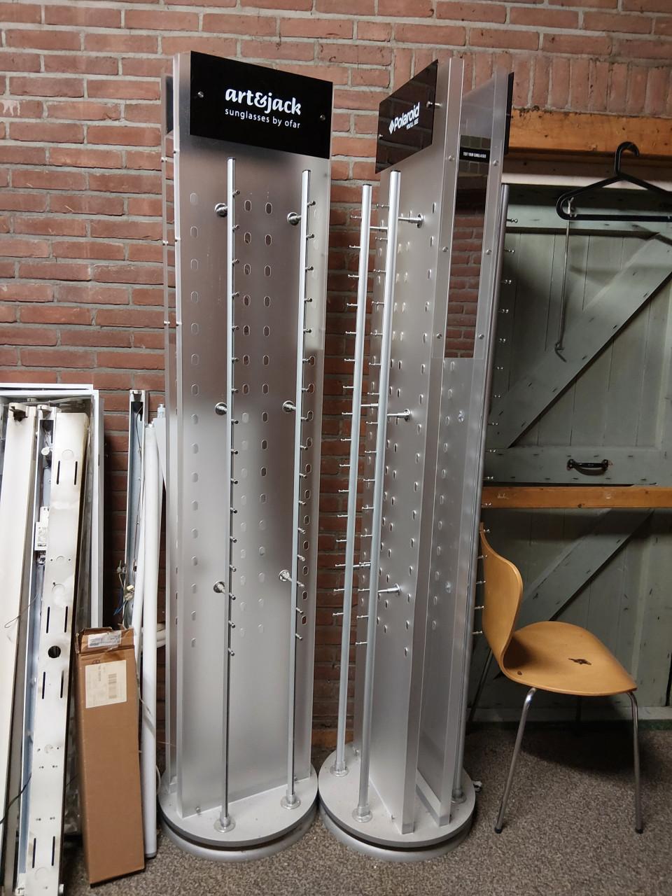 Winkelinrichting / lades / vitrinekast / brillenmolen