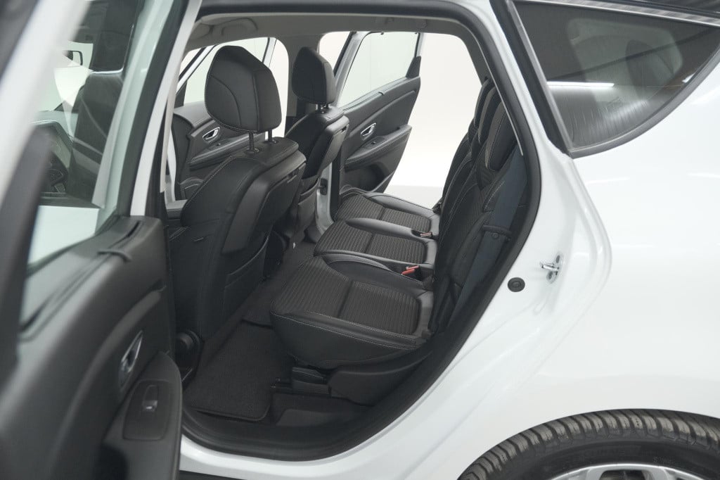 Renault Scenic tce 140 bose | trekhaak | camera | dodehoekdetectie | naviga