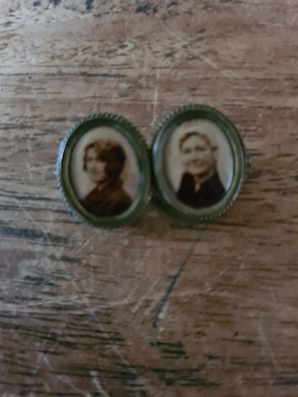 Antieke dubbele fotobroche van verguld metaal.