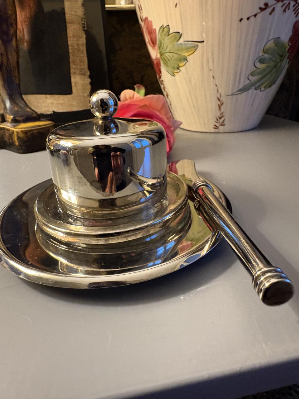 Boterschaaltje met deksel + uitsmeermes