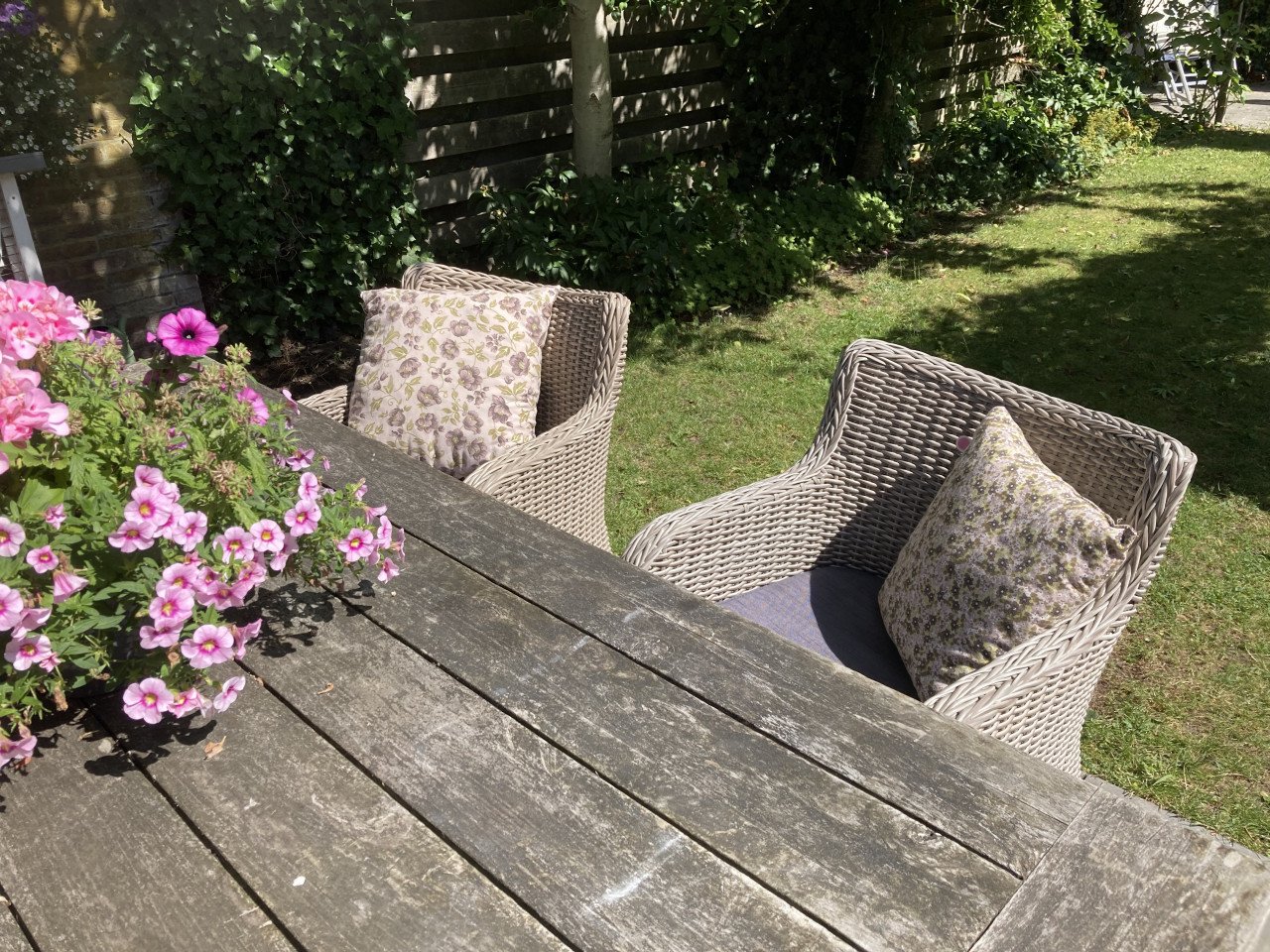 Tuinset - 6 mooie stoelen