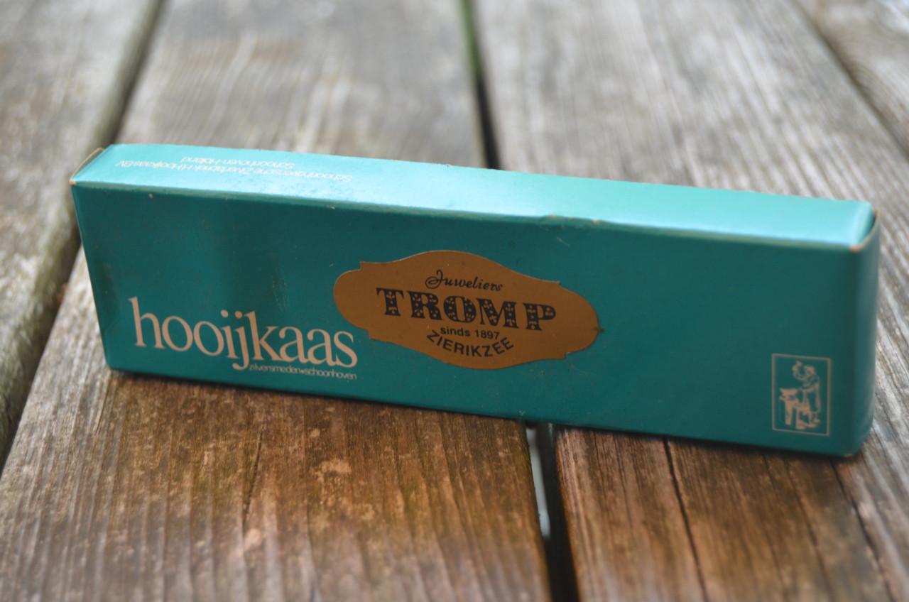 Twee zilveren lepeltjes in het originele doosje