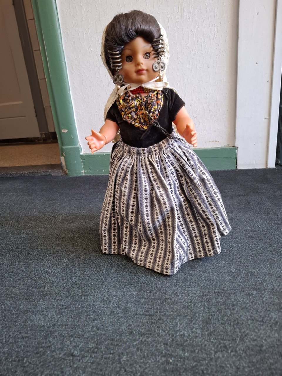 Pop in klederdracht, 42cm hoog. Voor de liefhebber!