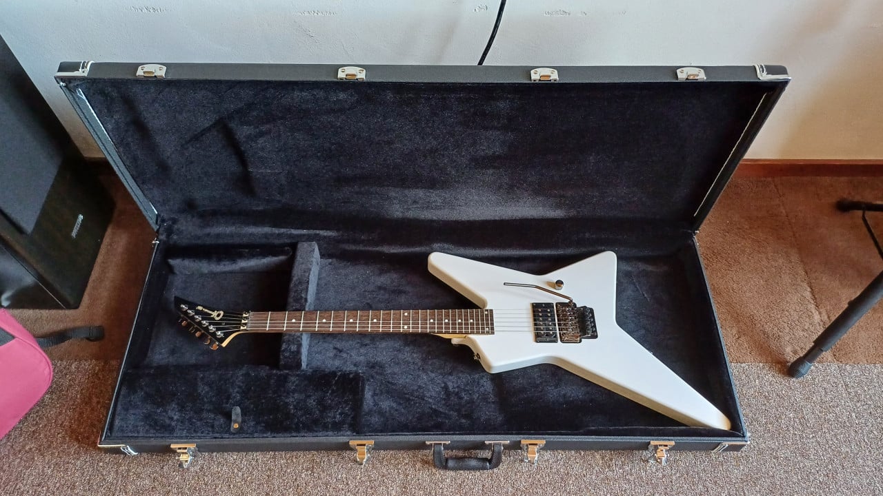 Charvel Star in Snow White met koffer