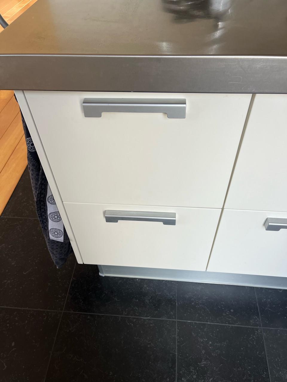 Kookeiland van het merk Composit, met rvs aanrechtblad en inbouwapparatuur