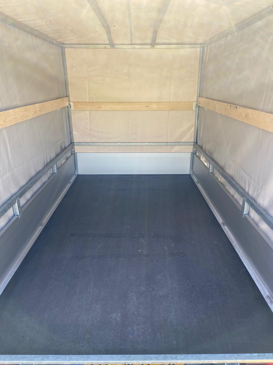 Huif aanhanger ideaal voor verhuizing of vakantie enz