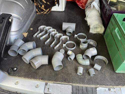 PVC pijpstukken, dakgootbeugel e.d.