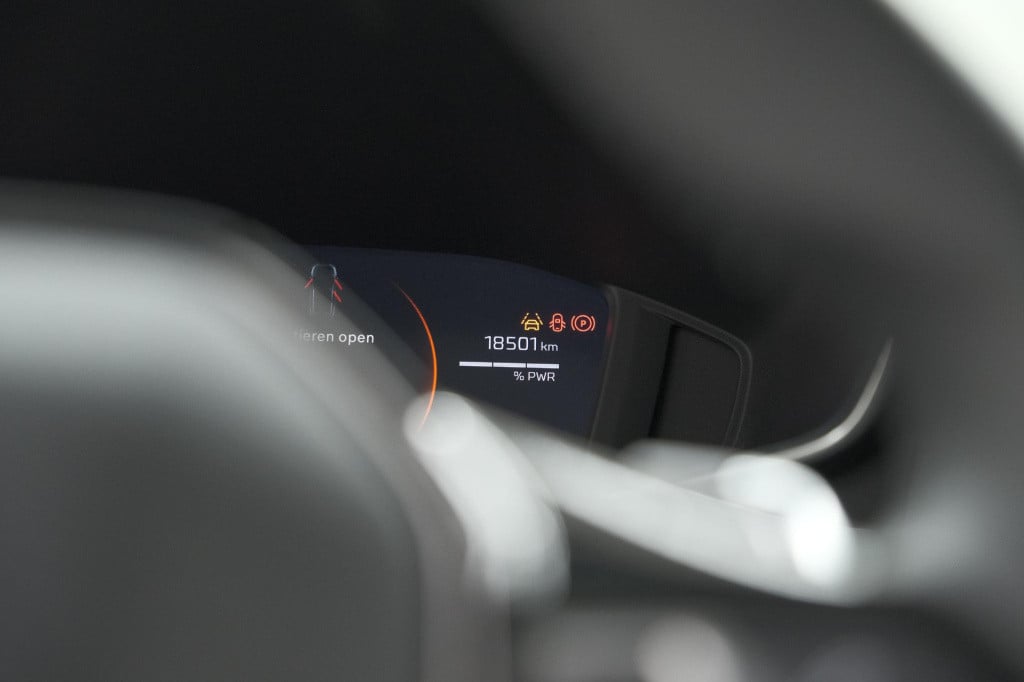 Peugeot 208 hybrid 100 e-dcs6 allure | camera | keyless entry | apple carpl