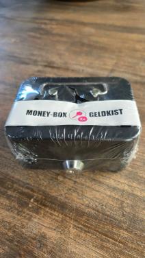 Klein zwart geldkistje met 2 sleutels.