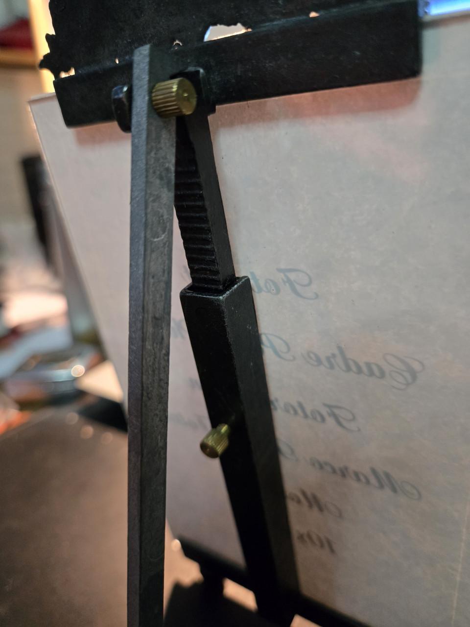 Brocante metalen fotolijst met roosjesdecoratie en facetgeslepen glas