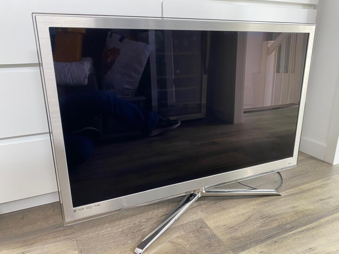 40 inch Samsung tv (Samsung UE40C8700)