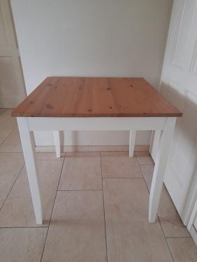 Massief houten tafel 74 x 74 x 75H (in goede nette staat )