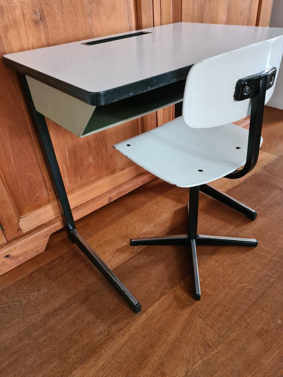 Vintage kinder bureau met bijpassende stoel