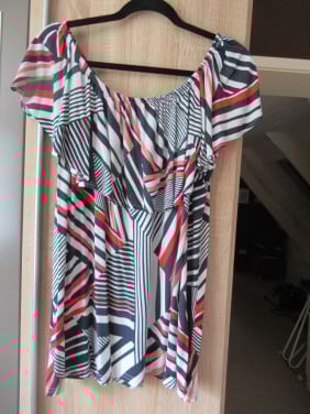 Leuk off-shoulder t-shirt met elastiek, zo goed als nieuw