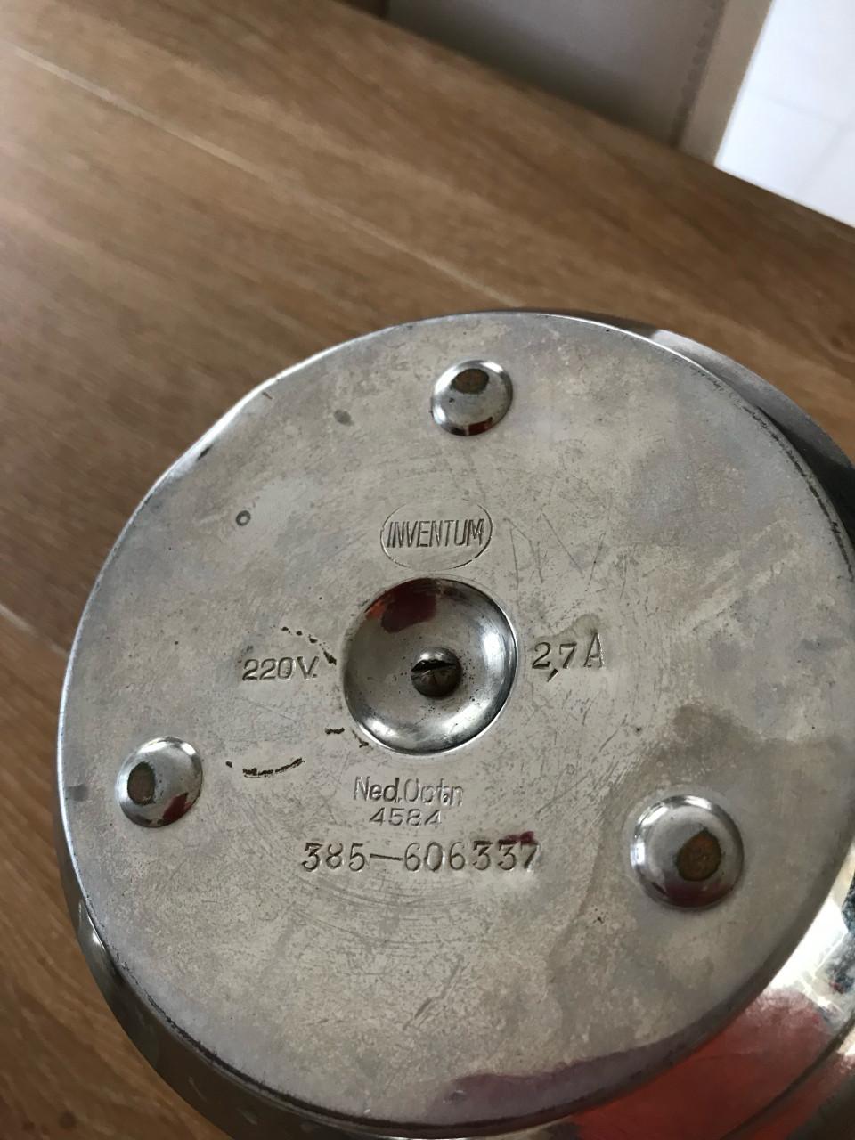 Elektrische theepot/waterkoker met mooi afgewerkte rand.