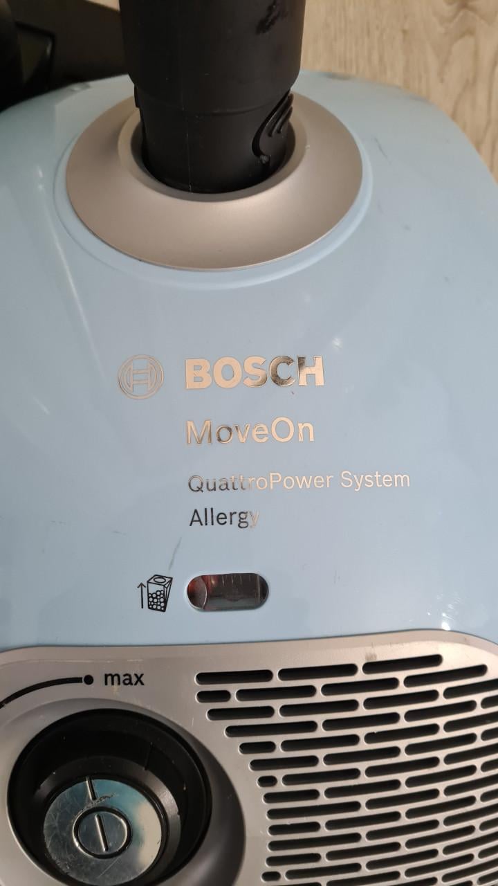 Stofzuiger merk BOSCH-220V-600W in zeer goed staat-compleet