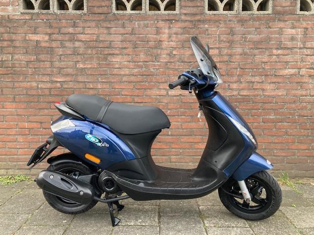 ZEER MOOIE PIAGGIO ZIP 4 TAKT SNOR SCOOTER ! BOUWJAAR 2013