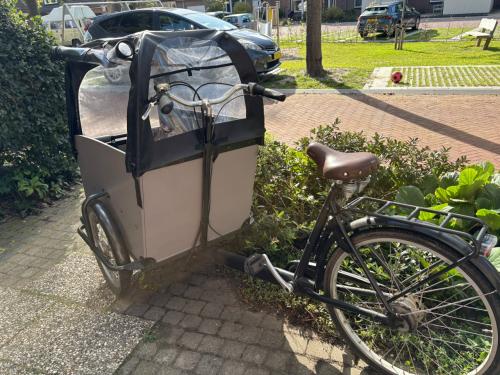 Een mooie Babboe Big Bakfiets met Regentent en Opberghoes