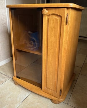 Eikenhouten kastje met plank en cd-rekjes