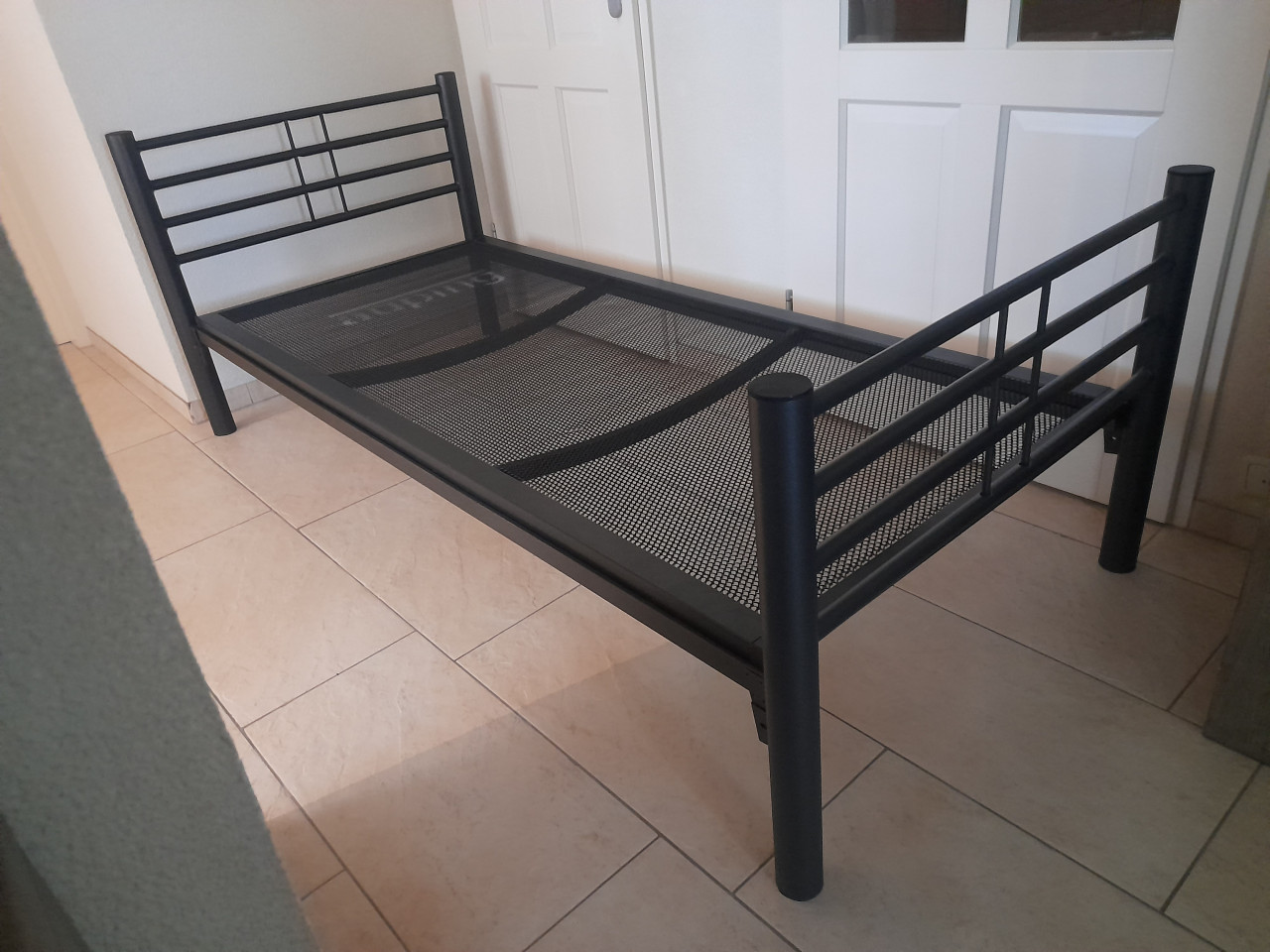 Metalen 1 persoons bed 90 x 200 (in goede staat )