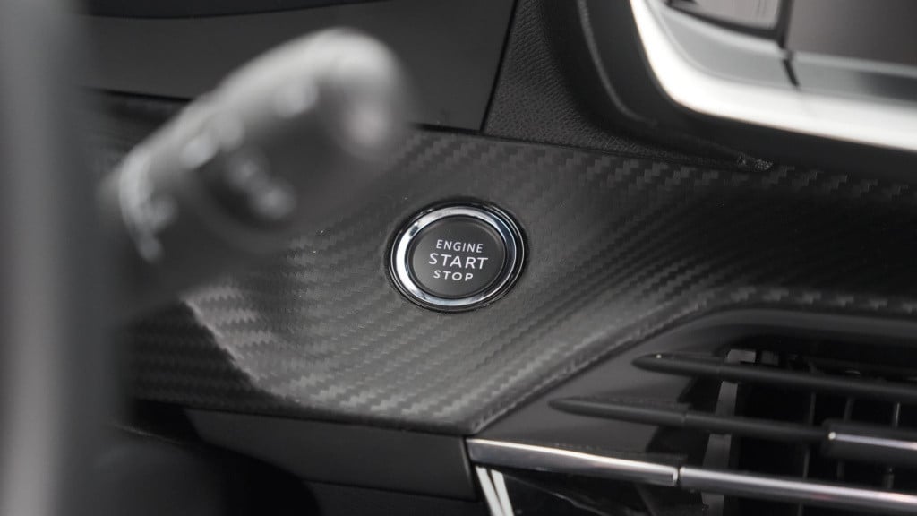 Peugeot 2008 puretech 130 allure | trekhaak | camera | apple carplay | stoe
