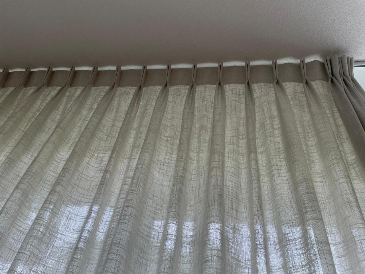 Luxe lichtdoorlatende gordijnen licht beige