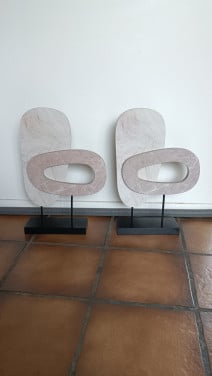 2 Leuke kunstobjecten van 100% FSC hout. Hoogte 40 cm. Breedte 26 cm.