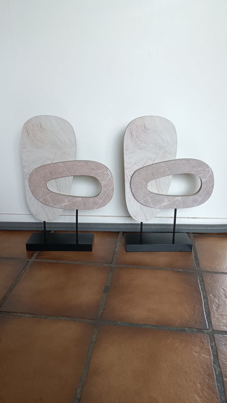 2 Leuke kunstobjecten van 100% FSC hout. Hoogte 40 cm. Breedte 26 cm.