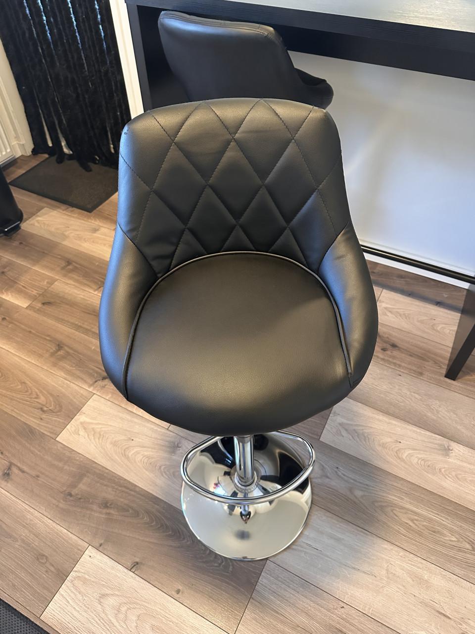 Bartafel met 2 leren stoelen