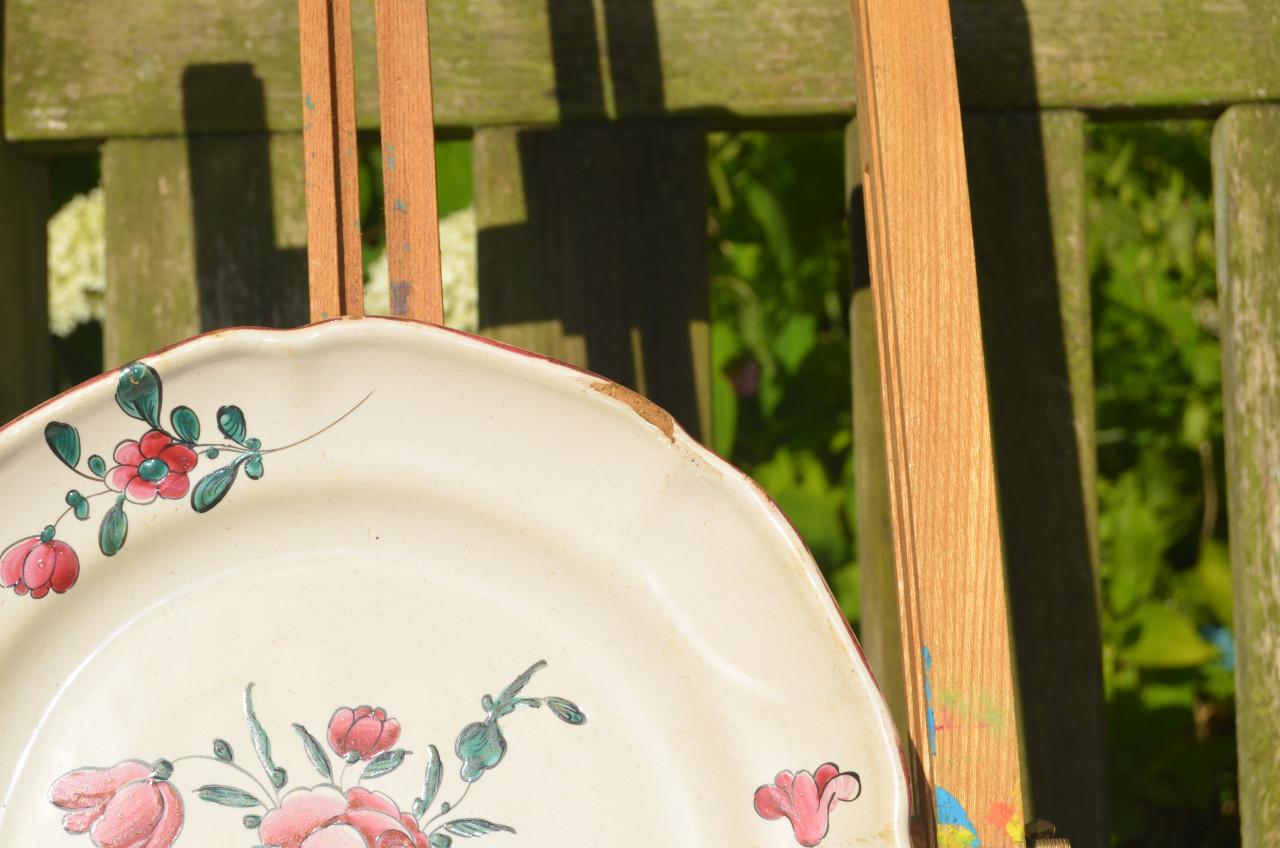 Div. aardewerk borden floraal decor op 1 na 19e/20e eeuw (2)