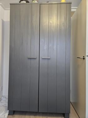 Kledingkast grijs 110 breed 55 diep 203 hoog