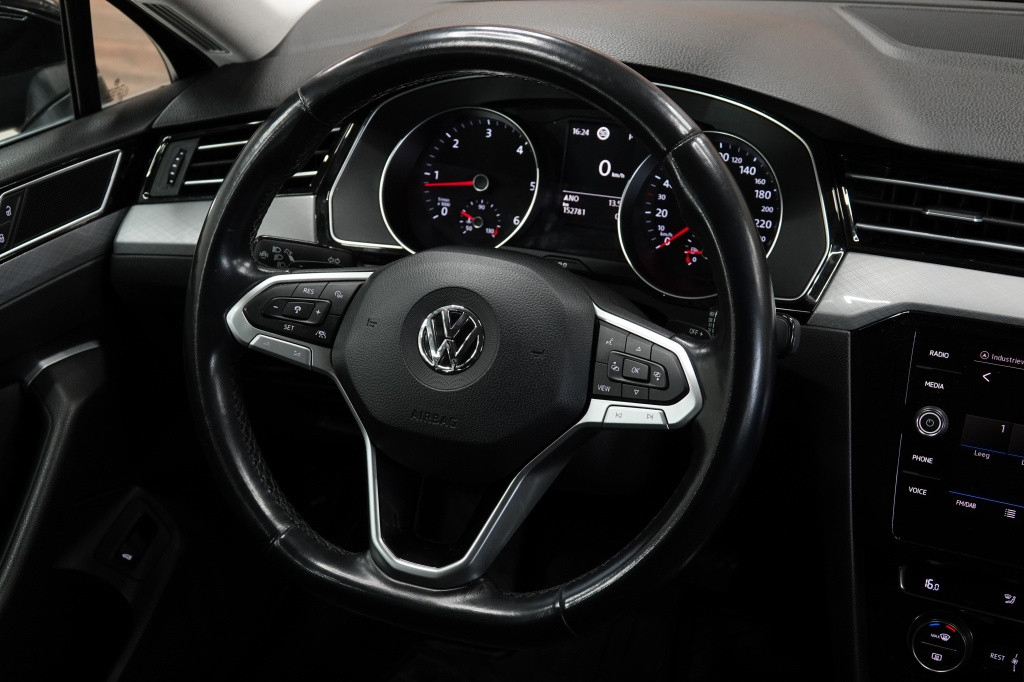 Volkswagen Passat 1.6 tdi | acc | carplay | camera | pdc |