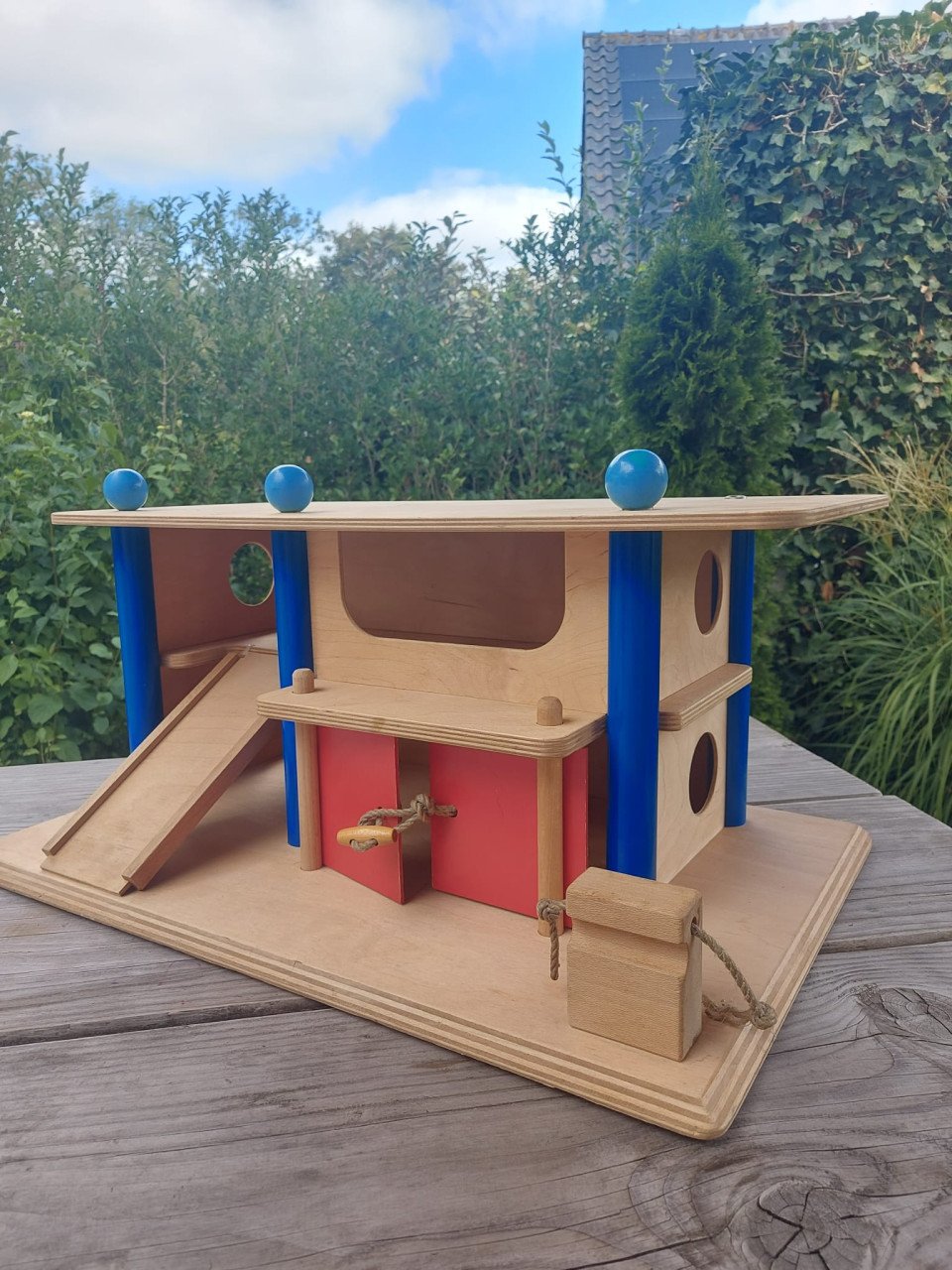 Mooie, delijke vintage houten garage met 2 verdiepingen
