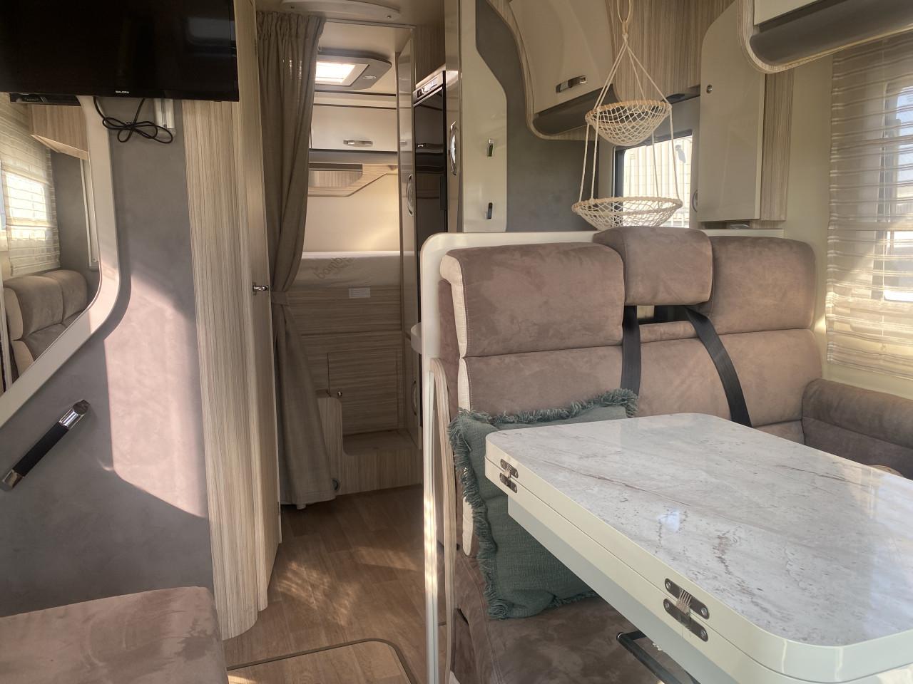 Elnagh T-Loft 450 - Prachtige 4 persoons half-integraal.