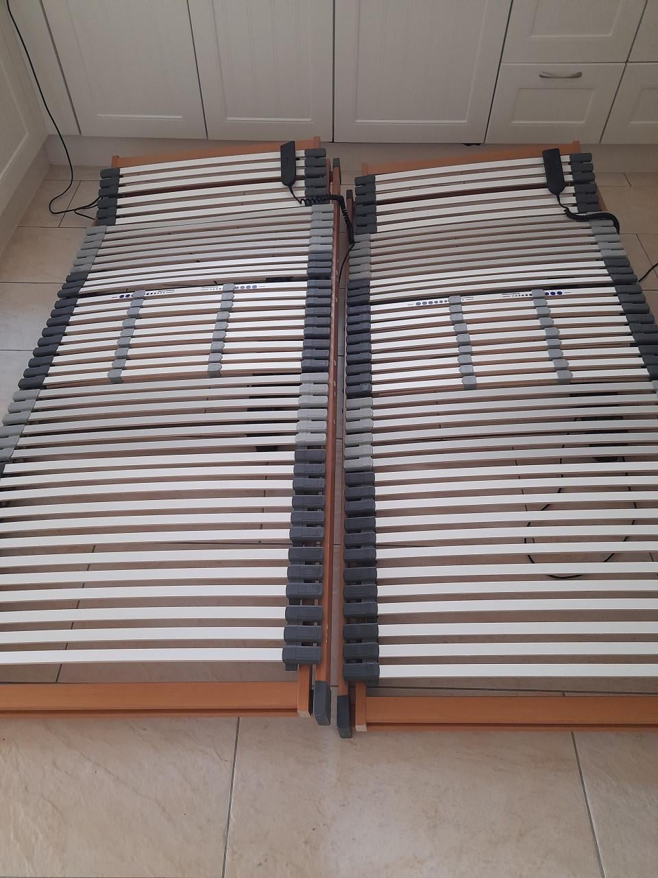 2 x Elektrisch verstelbare lattenbodems 90 x 200 (in goede staat )