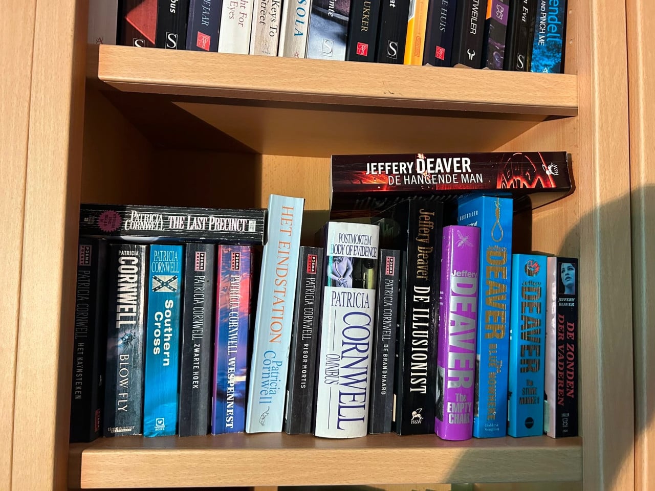 Grote verzameling thrillers (>1.000 st) incl 8 boekenkasten