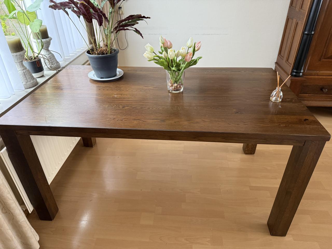 Stevige Eettafel teak. 160x90 cm. Hoogte 77,5 cm.