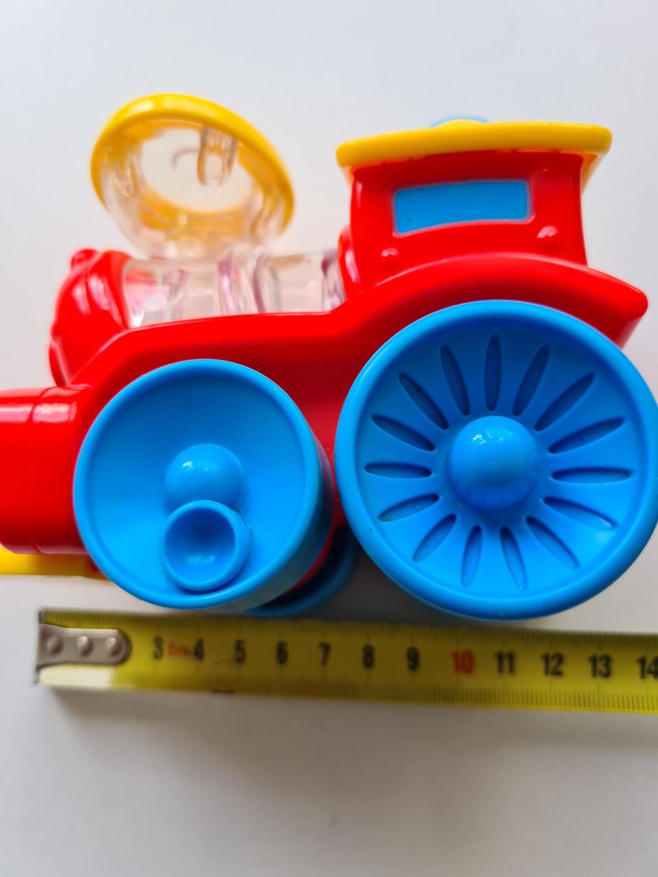 Fisher-Price Poppity Pop Trein in de kleuren rood, blauw en geel.