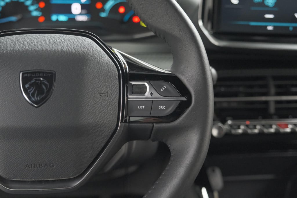 Peugeot E-2008 ev active 50 kwh | parkeersensoren | apple carplay | climate