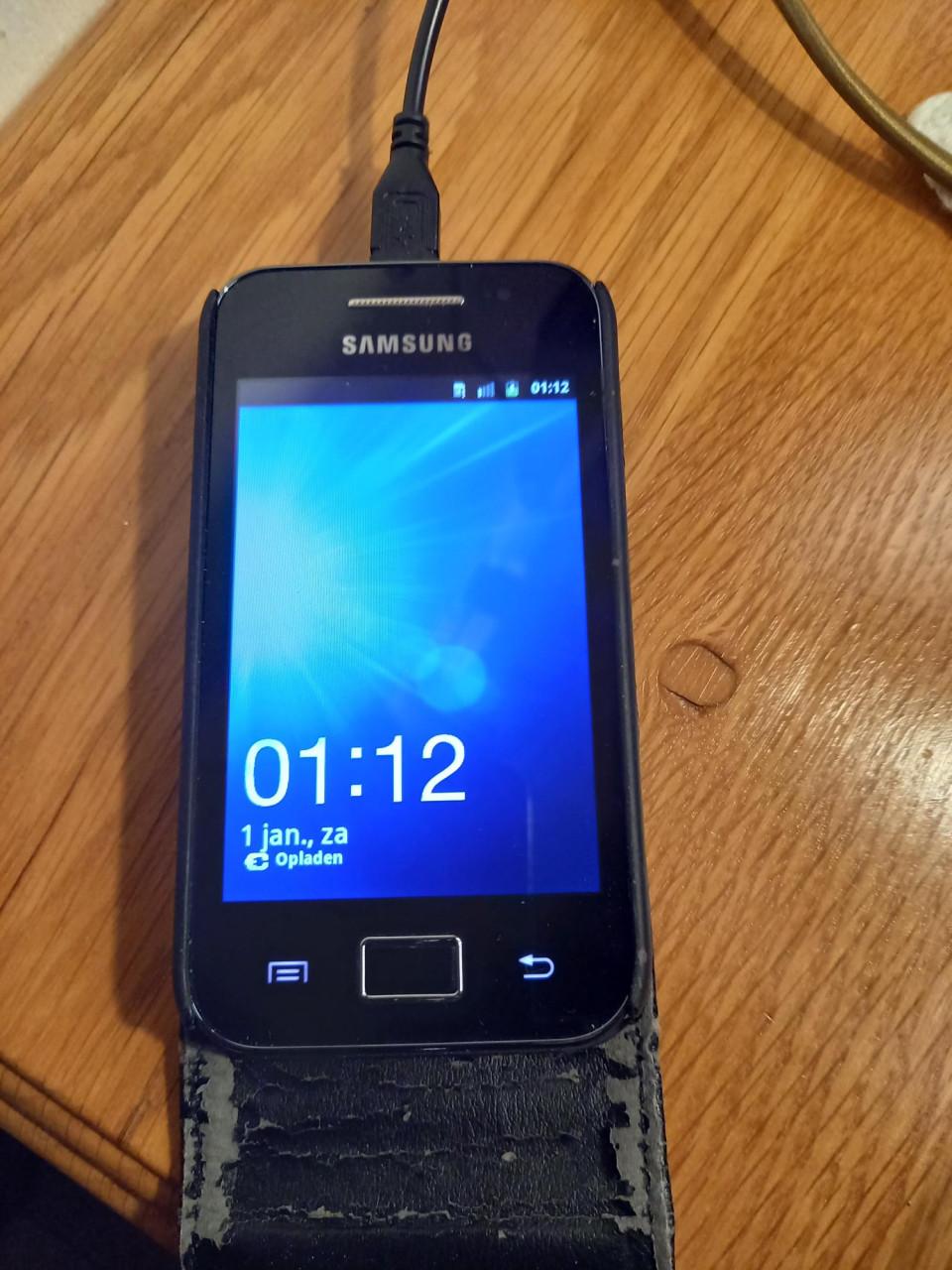 Kleine samsung telefoon met hoesje