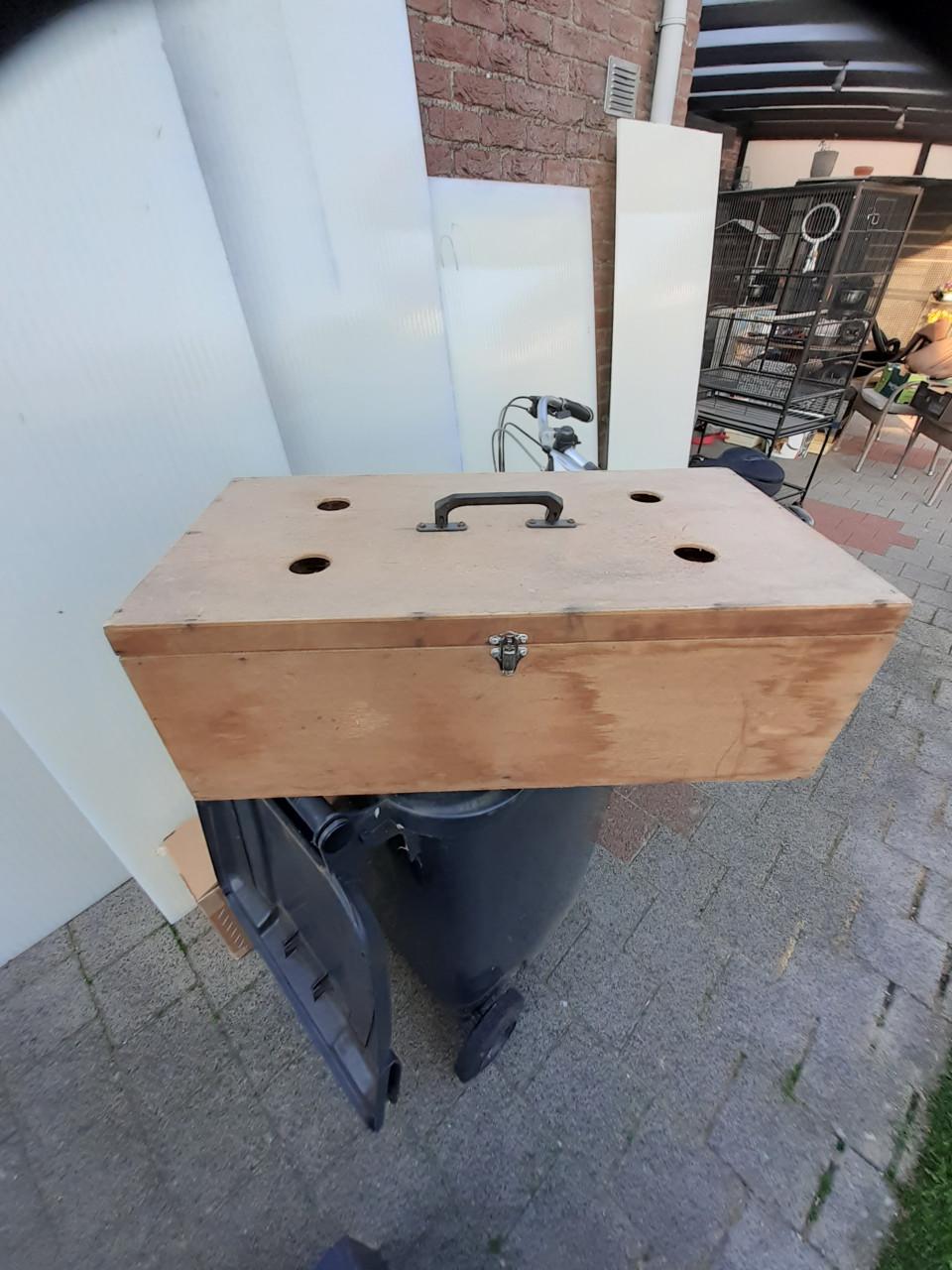 Diverse vervoersbakken voor vogels.