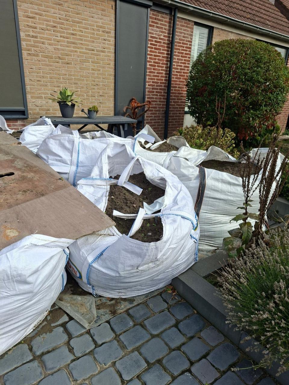 Gratis 6 big bag's met grond kom scheppen wat je nodig heb