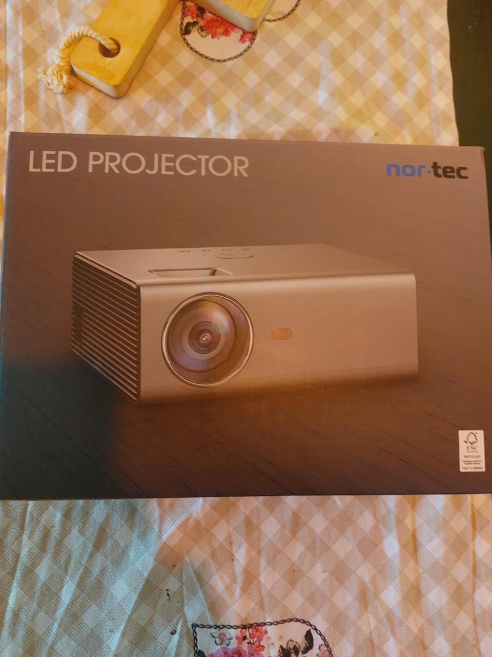 Nortec led projector [beamer]