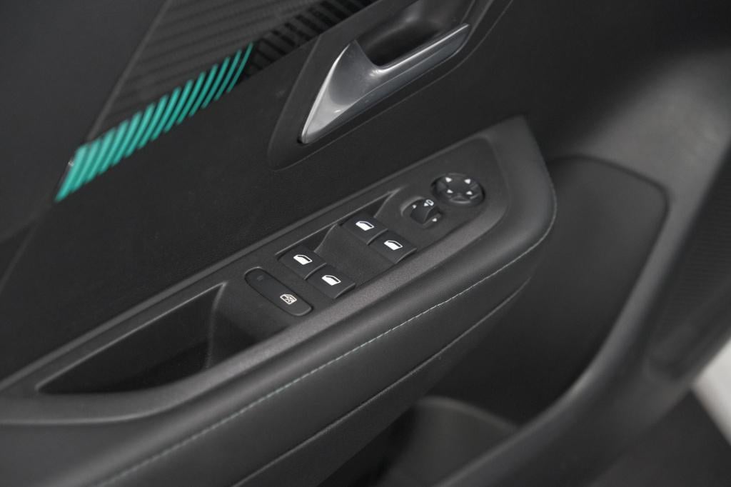 Peugeot 208 puretech 100 allure | camera | apple carplay | parkeersensoren 
