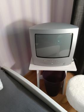Draagbare kleuren tv-tje.