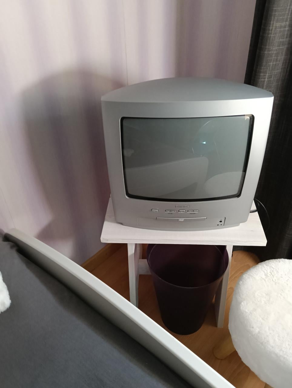 Draagbare kleuren tv-tje.