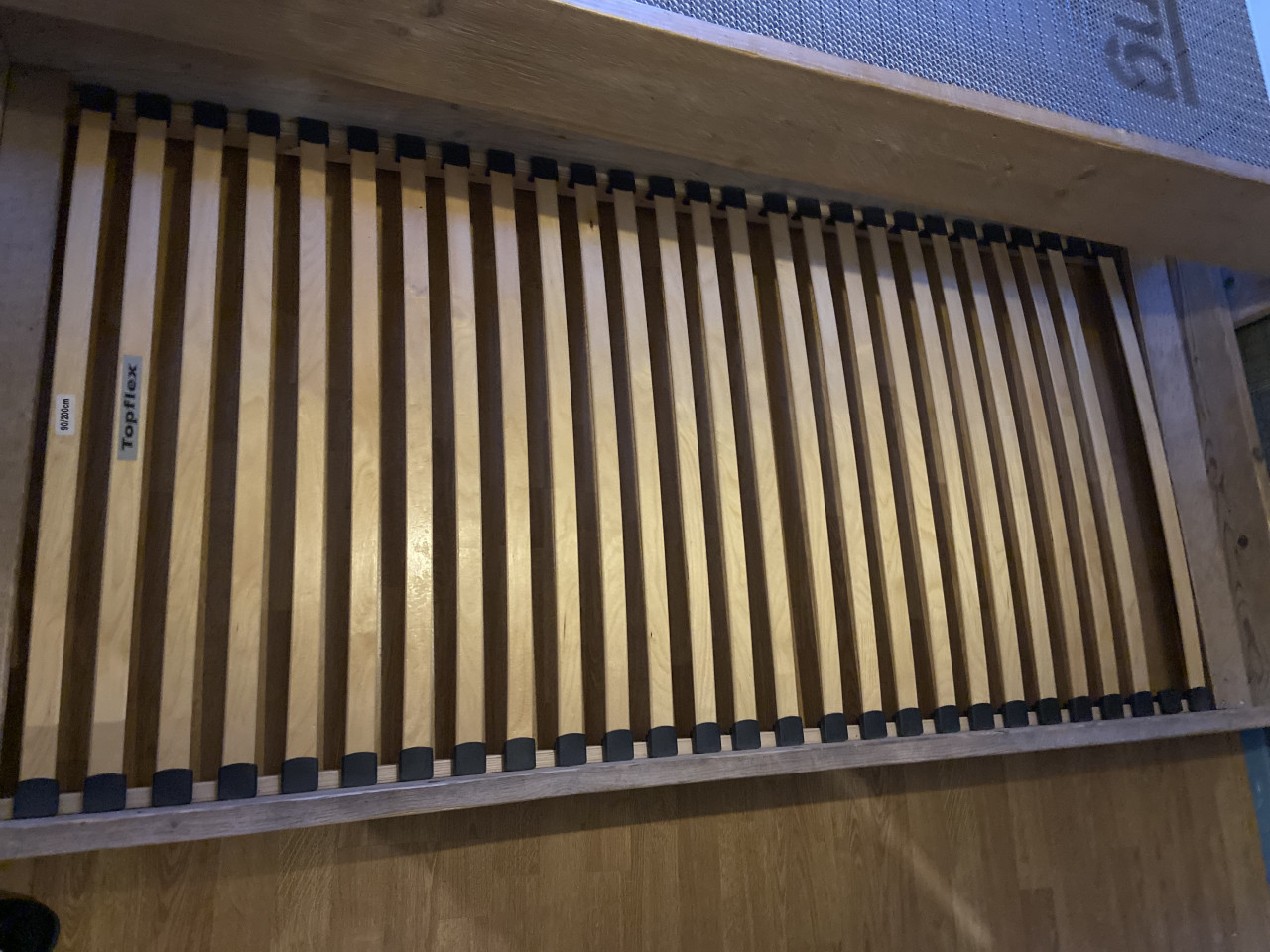 GRATIS 1 persoonsbed met uitschuifbaar logeerbed