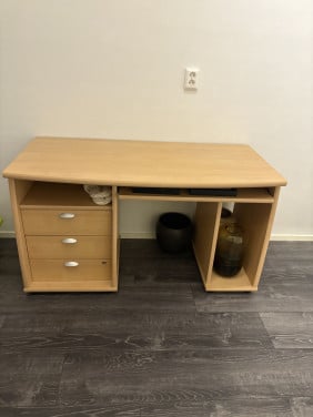 Bureau van hout met lades.