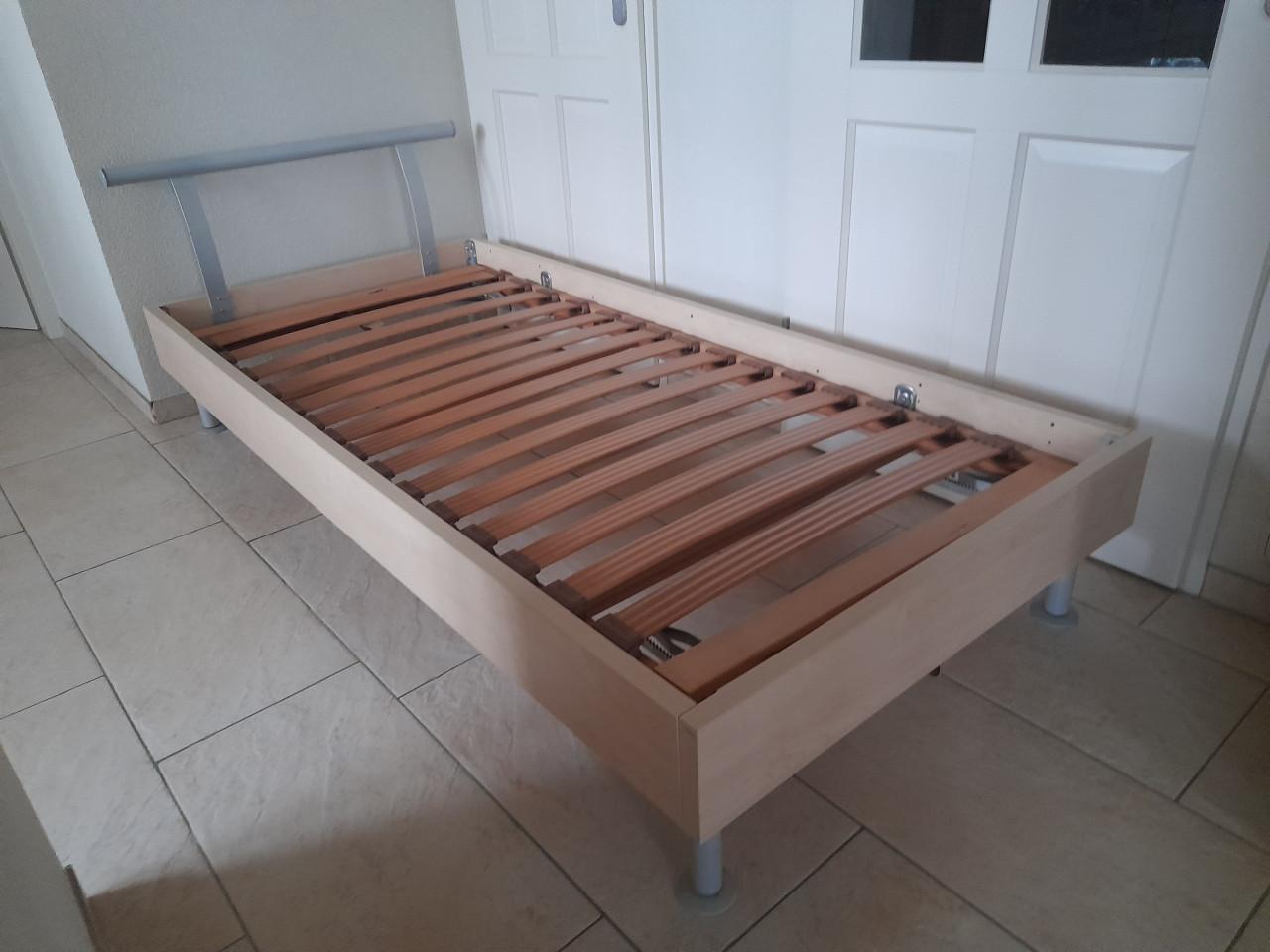 1 Persoons bed 90 x 200  met verstelbare lattenbodem (in goede nette staat