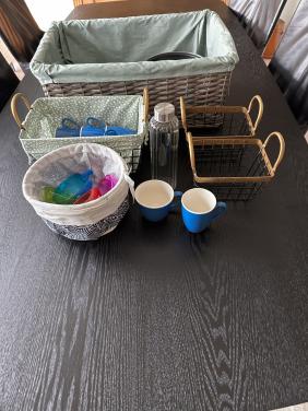 Rieten mand met gebruiksvoorwerpen.